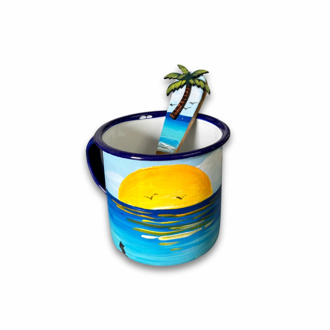 Juego de taza de café de metal de 85 ml y cuchara de madera: recuerdo dominicano con diseño de atardecer en la playa