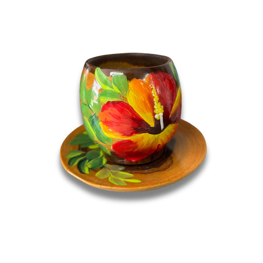 Taza de Café de Madera – Souvenir Dominicano Artesanal con Diseño de Flor de Cayena